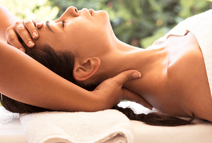 obrazek przedstawia kobietę na której wykonywana jest mobilizacja oraz rozciąganie odcinka szyjnego kręgosłupa, na obrazku widać także jak rozciągane są mięsnie karku i mięśnie grzbietu