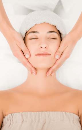 obrazek przedstawia kobietę, która jest masowana przez ręce masażysty, masażysta wykonuje masaż powięziowy w okolicy szyi oraz żychwy